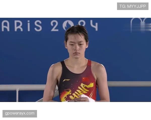 全红婵训练完偷偷吃炸鸡被教练抓包，下一秒直接跳水池里装鱼